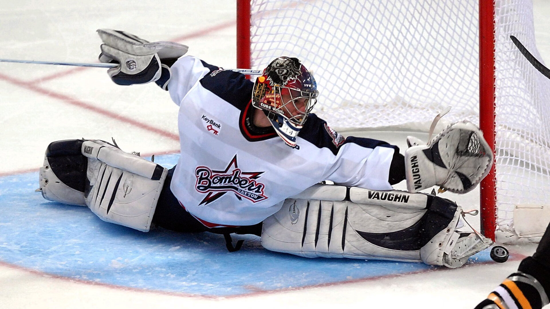 开云电竞入口-_夜幕城市骑行：灯火中的速度狂欢_，骑行夜景