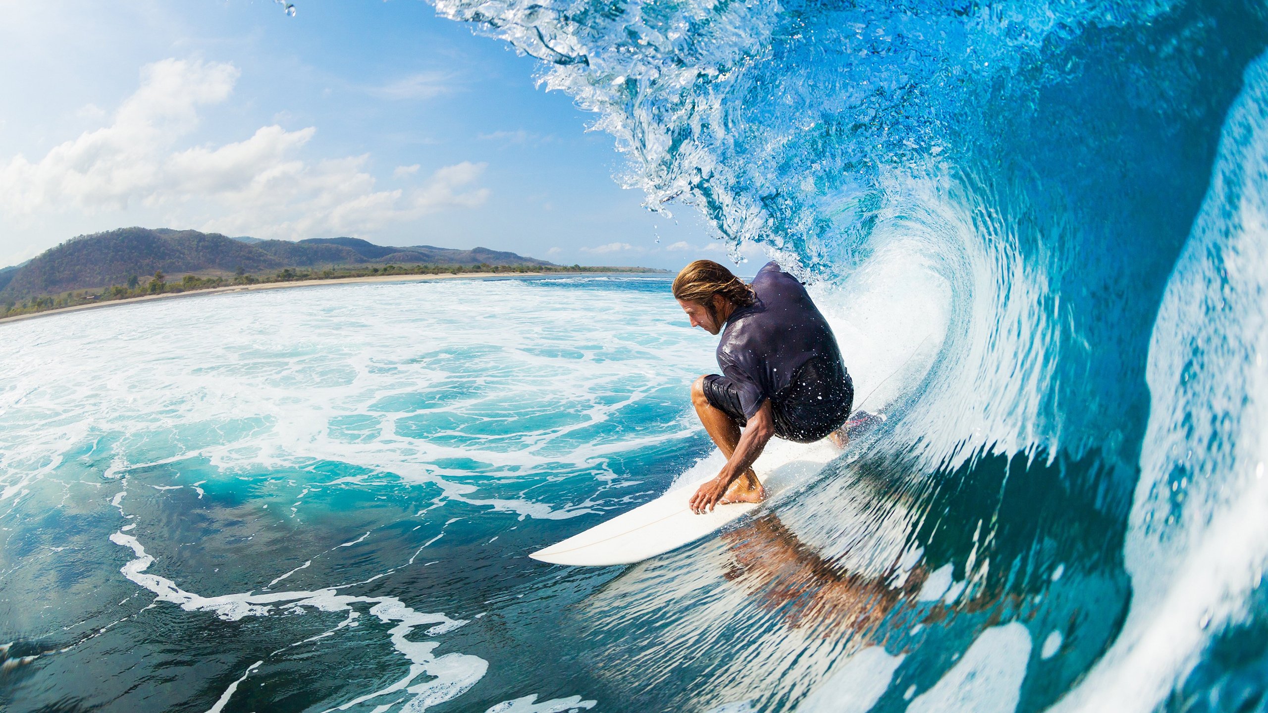 _夜幕城市骑行：灯火中的速度狂欢_，骑行夜景